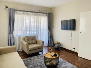 Телевизор и/или развлекательный центр в Centrally Located 2 Bedroom Apartment - 2239
