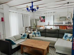 Posezení v ubytování La Casería Azul de Cuadros