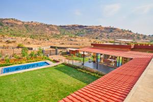 Casa Vayu 3 BHK - EKOSTAY في لونافالا: منزل مع ساحه مع مسبح +20 صورة