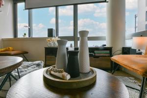 Ruang duduk di Modern Times Square 1 BR Retreat +10 gambar