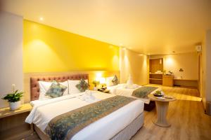 Postel nebo postele na pokoji v ubytování Velvet Luxe Hotel