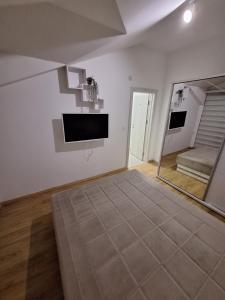 a living room with a flat screen tv and a mirror at Vavic 1 in Španjola
