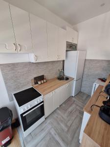 a small kitchen with white cabinets and a sink at Vavic 1 in Španjola
