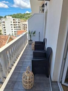 a balcony with chairs and a basket on it at Vavic 1 in Španjola