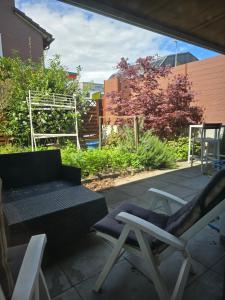 Un patio con un sofá y sillas y una mesa. en Garden Eden, en Freienbach