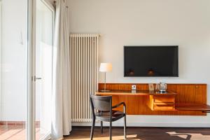 クラフト バーゼルにあるテレビまたはエンターテインメントセンター