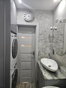 Ένα μπάνιο στο Wyjątkowy Apartment Kalinowa z ogródkiem parking +14 φωτογραφίες