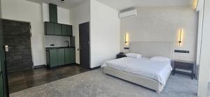 Ein Bett oder Betten in einem Zimmer der Unterkunft Old Avenue Hotel
