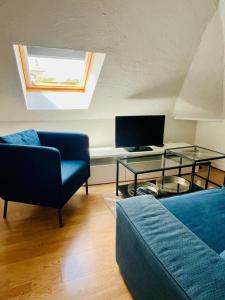 un salon avec un canapé et une table en verre dans l'établissement Dalikyda - La Perle de Montivilliers, à Montivilliers