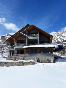 Cảnh núi rừng hoặc tầm nhìn ra núi từ khách sạn