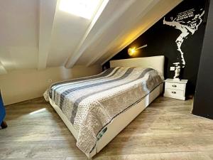 Ένα ή περισσότερα κρεβάτια σε δωμάτιο στο Apartments Rock Palace