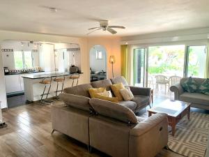 ein Wohnzimmer mit Couch und Küche in der Unterkunft Detached Villa on Balaia Golf Village with Golf & Tennis, walking distance to Beach and many Bars and Restaurants in Olhos de Água