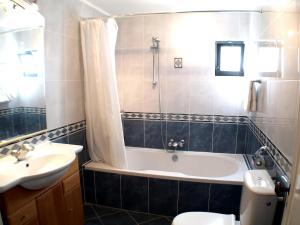 ein Badezimmer mit Badewanne, Toilette und Waschbecken in der Unterkunft Detached Villa on Balaia Golf Village with Golf & Tennis, walking distance to Beach and many Bars and Restaurants in Olhos de Água + 16 Fotos