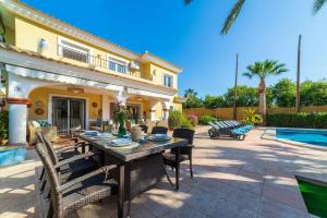 Πισίνα στο ή κοντά στο 4 Bedroom Luxury Villa with 15m Pool For Up-To 10 Guests
