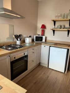 O bucătărie sau chicinetă la Katys Cottage, Barnoldswick