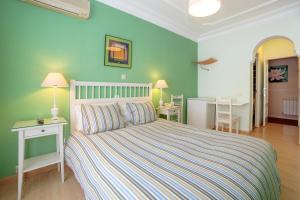 Łóżko lub łóżka w pokoju w obiekcie Hostal Adriano