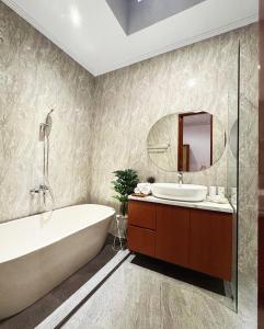 Bilik mandi di Uma Mesari Villa