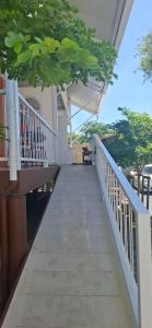 Balkón nebo terasa v ubytování Baan Rhomkham Ayutthaya - บ้านร่มขามอยุธยา