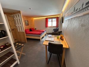 Postel nebo postele na pokoji v ubytování Alpenchalet Weidhaus Gstaad