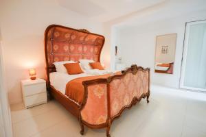 un letto con una struttura decorata in una camera da letto di Mbird Estoril Riviera Flat 3 a Estoril Altre 49 foto