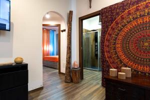 ein Zimmer mit einem großen Orientteppich an der Wand in der Unterkunft La piuma apartment in Quartu SantʼElena + 7 Fotos