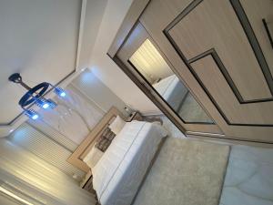 - Vistas a un dormitorio con cama y espejo en La Gloire House, en Dakar