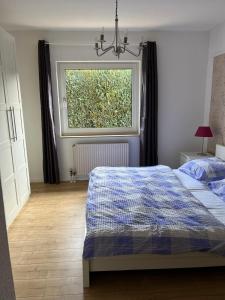 Un dormitorio con una cama y una ventana en Küstenbude große Auszeit, en Grömitz