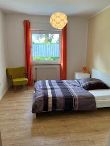 Un dormitorio con una cama y una ventana en Küstenbude große Auszeit, en Grömitz