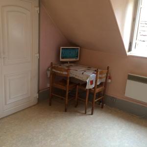 a room with a desk with a computer on it at Studio plein centre ville Dijon in Dijon