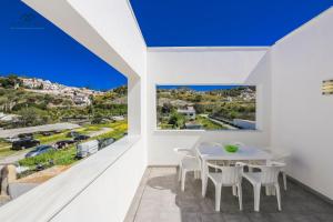 een witte eetkamer met uitzicht op de oceaan bij House Beach Park in La Herradura