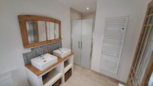 Un baño con dos lavabos y un espejo. en Maison Mer Louis, en Saint-Pierre-dʼOléron 27 fotos más