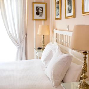Łóżko lub łóżka w pokoju w obiekcie Hostal Adriano