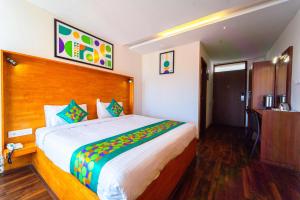 Katil atau katil-katil dalam bilik di Treebo Tranquil Heights With Scenic View