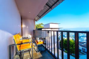 Balkoni atau teres di Treebo Tranquil Heights With Scenic View