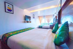 Katil atau katil-katil dalam bilik di Treebo Tranquil Heights With Scenic View