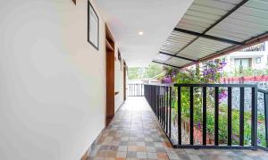 Balkoni atau teres di Treebo Tranquil Heights With Scenic View