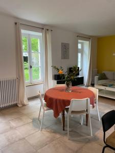 Posedenie v ubytovaní Clos des Chardons - Le Jardin