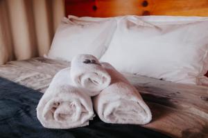 a towel animal sitting on top of a bed at É diferente, descubra por quê in Urubici +36 photos