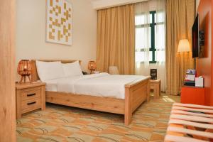 Una cama o camas en una habitación de Swiss-Belinn Doha