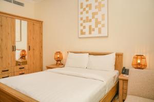 Una cama o camas en una habitación de Swiss-Belinn Doha