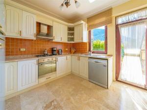 Kuchyň nebo kuchyňský kout v ubytování Lebrentals Aychin Villas