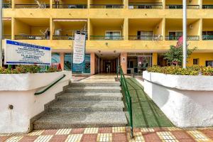 budynek ze schodami przed budynkiem w obiekcie Studio in Los Cristianos front of the beach with pool and WiFi w Aronie