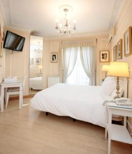 Łóżko lub łóżka w pokoju w obiekcie Hostal Adriano