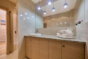 łazienka z umywalką i lustrem w obiekcie Apartamenty Świnoujście - Bałtycka w Świnoujściu