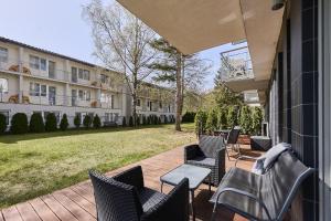 grupa krzeseł siedzących na patio w obiekcie Apartamenty Świnoujście - Bałtycka w Świnoujściu