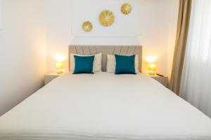 En eller flere senge i et værelse på Apartments Irena