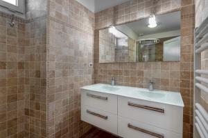 a bathroom with a sink and a mirror at Villa pour 7 adultes, 1 enfant, a 400m de la mer in Préfailles +21 photos