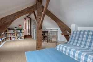 a living room with a bed and a dining room at Villa pour 7 adultes, 1 enfant, a 400m de la mer in Préfailles