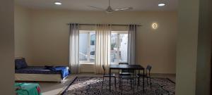 マスカットにあるGisoo Hostelのリビングルーム(ベッド1台、テーブル、窓付)