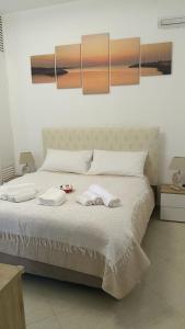 een slaapkamer met een bed met twee handdoeken erop bij Vello Blu in Giovinazzo